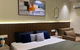 Elite Stay Near Expo Mart Delta 1 Metro